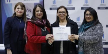 Entrega de certificaciones a programas y proyectos, y tutores de educación. /Foto: Gilber García