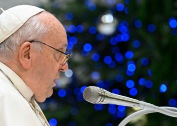 El Papa pide no olvidar la esencia de la Navidad, distraídos por el consumismo