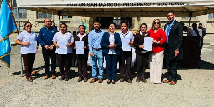 Suman 500 auxiliares de enfermería y enfermeras trasladados a renglón permanente en San Marcos