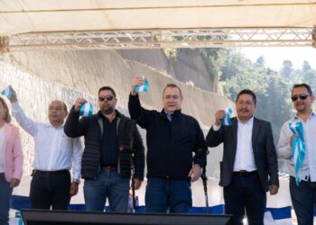 Presidente Giammattei entrega tramo carretero en San Marcos