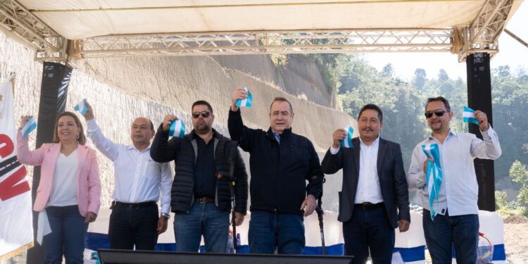 Presidente Giammattei entrega tramo carretero en San Marcos