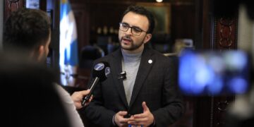 Secretario Kevin López Oliva brindó declaraciones sobre la reunión entre el Ejecutivo y la misión de la OEA. / Foto: Noé Pérez.