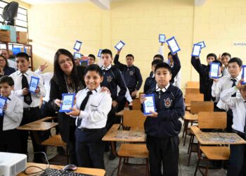 Ministerio de Educación entregó equipo tecnológico en Sacatepéquez