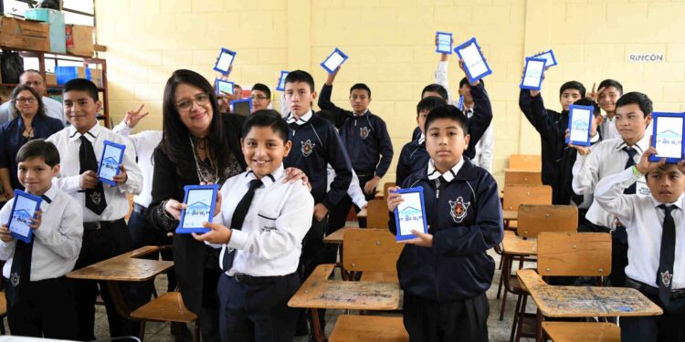 Ministerio de Educación entregó equipo tecnológico en Sacatepéquez