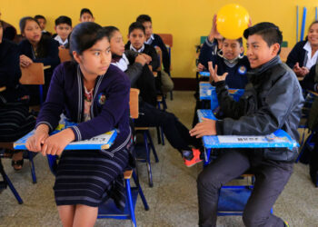 Miles de estudiantes han sido parte del programa de becas de inglés. /Foto: DCA