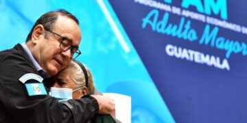 El presidente Alejandro Giammattei entregó notificaciones a miles de nuevos beneficiarios este año. // Foto: Gilber García.