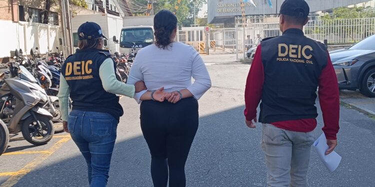 La PNC capturó en zona 6 capitalina fue capturada Rosa "N" por el delito de hurto.