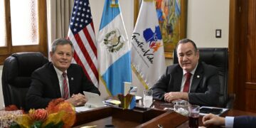 El presidente Giammattei junto al senador estadounidense Steve Daines. /Foto: Álvaro Interiano