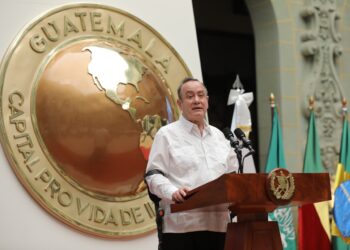 Presidente en el acto de develación del monumento de Guatemala como Capital Provida de Iberoamérica. / Foto: SCSP.