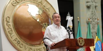 Presidente en el acto de develación del monumento de Guatemala como Capital Provida de Iberoamérica. / Foto: SCSP.