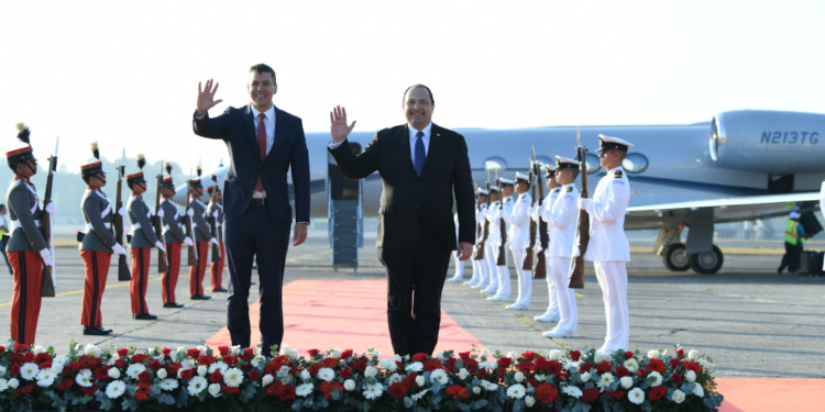 Presidente de Paraguay y canciller guatemalteco en Fuerza Aérea Guatemalteca. / Foto: Carlos Jacinto.