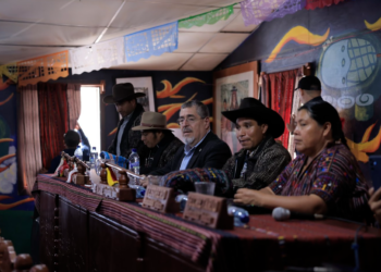 Presidente Arévalo con autoridades indígenas. / Foto: Gilber García.