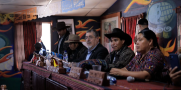 Presidente Arévalo con autoridades indígenas. / Foto: Gilber García.