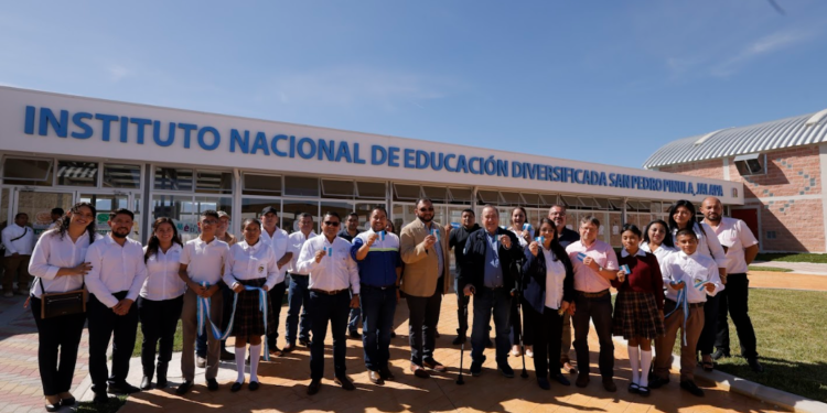 Presidente participó en el corte de cinta del centro educativo. / Foto: Gilber García.
