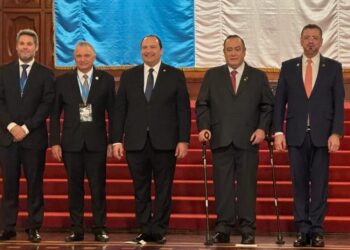 Presidente Giammattei junto al presidente de Costa Rica, Rodrigo Chaves, y su delegación. /Foto: SCSP.