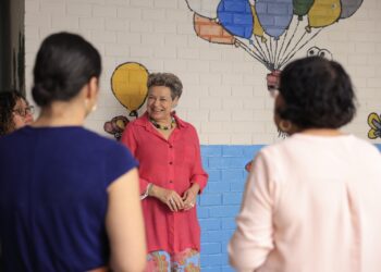 Primera dama, Lucrecia Peinado, en Centro de Educación Especial Alida España de Arana. /Foto: Gilber García.