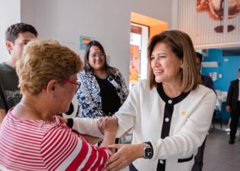 Vicepresidenta Karin Herrera saluda a la población. /Foto: Vicepresidencia