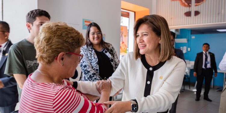 Vicepresidenta Karin Herrera saluda a la población. /Foto: Vicepresidencia