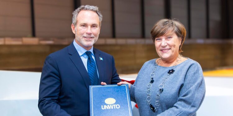 Durante la Fitur, el Observatorio Turístico de Petén se unió a la Red Internacional de Observatorios Sostenibles. /Foto: Inguat.