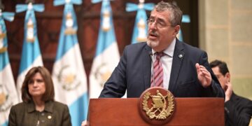 El jefe del Ejecutivo ofreció una conferencia de prensa en el Palacio Nacional de la Cultura. /Foto: Gobierno de Guatemala.