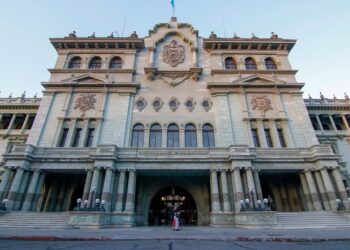 Retiran las rejas del Palacio Nacional de la Cultura