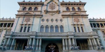 Retiran las rejas del Palacio Nacional de la Cultura