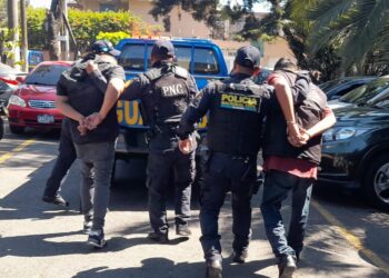 Ministro de Gobernación reacciona a detención de presuntos robacarros y denuncia ciudadana