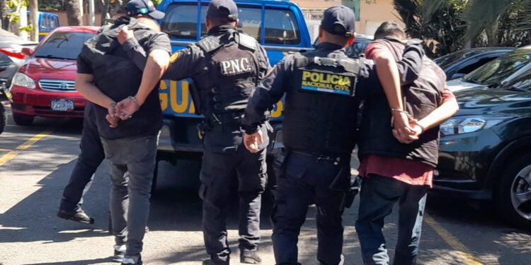 Ministro de Gobernación reacciona a detención de presuntos robacarros y denuncia ciudadana