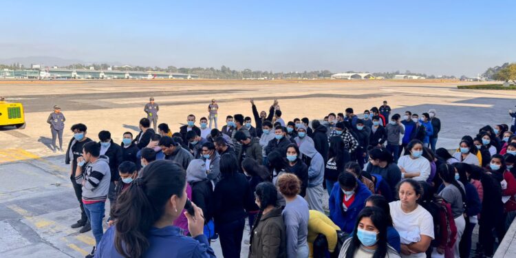 Retornan a guatemaltecos desde Estados Unidos y México