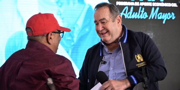 Presidente notifica a 508 nuevos beneficiarios del PAM en Escuintla