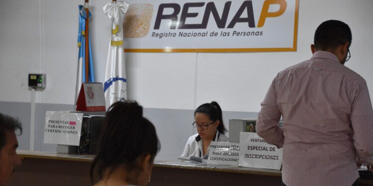 Atención al cliente en las oficinas del Renap