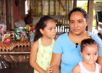 Beneficiarias del programa de alimentación escolar.