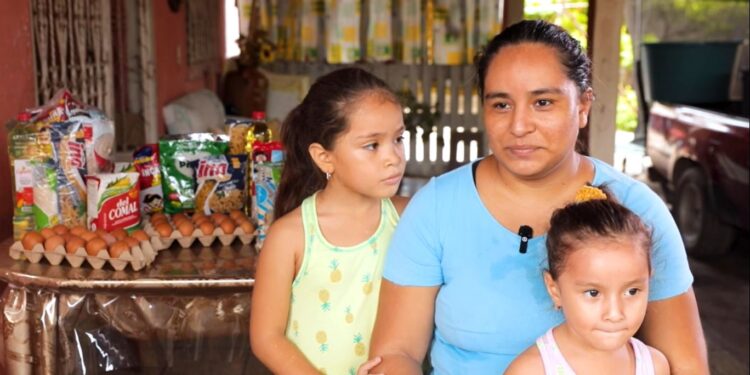 Beneficiarias del programa de alimentación escolar.