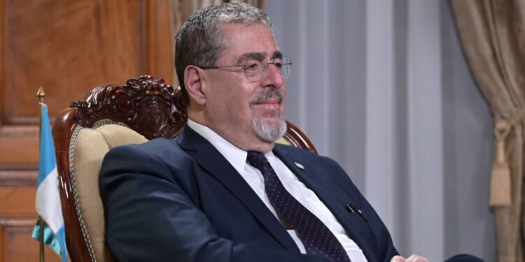 Bernardo Arévalo aboga por el rescate institucional