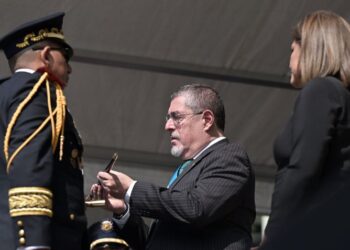 Presidente Arévalo asume como comandante general del Ejército