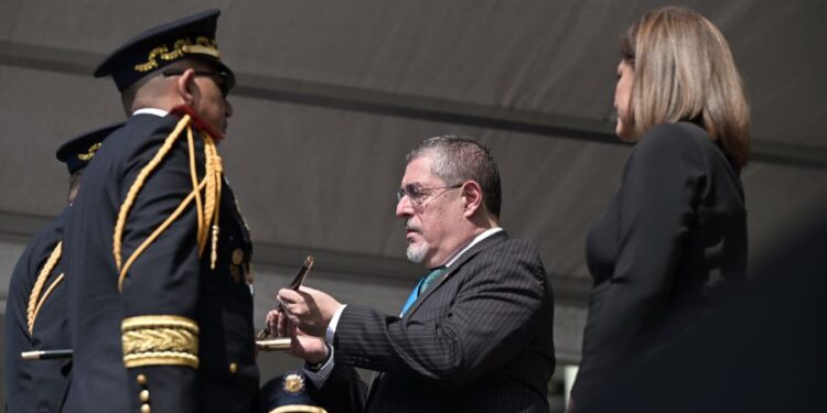 Presidente Arévalo asume como comandante general del Ejército