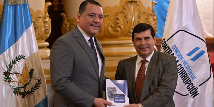 CPCC ha entregado más de 200 ejemplares de Buen Gobierno. / Foto: Alvaro Interiano.