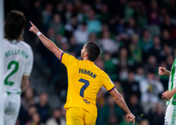 Ferrán Torres le gana el duelo de virtuosos a Isco