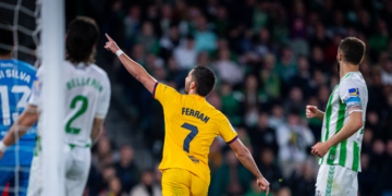 Ferrán Torres le gana el duelo de virtuosos a Isco