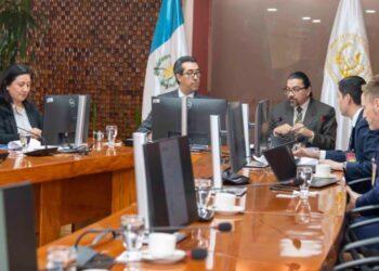 Reunión de autoridades del Minfin con representantes de Fitch Ratings. / Foto: Minfin.