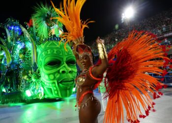 Una multitud baila a dos semanas del carnaval de Río de Janeiro