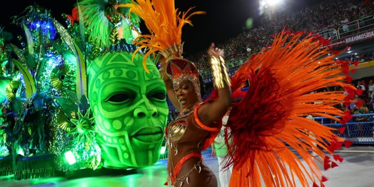Una multitud baila a dos semanas del carnaval de Río de Janeiro