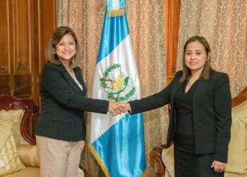 Vicepresidenta Karin Herrera con la secretaria de SVET, Danissa Ramírez. / Foto: Vicepresidencia de la República.