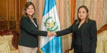 Vicepresidenta Karin Herrera con la secretaria de SVET, Danissa Ramírez. / Foto: Vicepresidencia de la República.