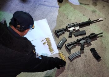 La PNC captura a presuntos pandilleros que transportaban fusiles en vehículo