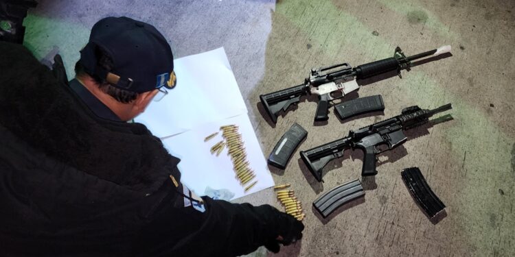 La PNC captura a presuntos pandilleros que transportaban fusiles en vehículo