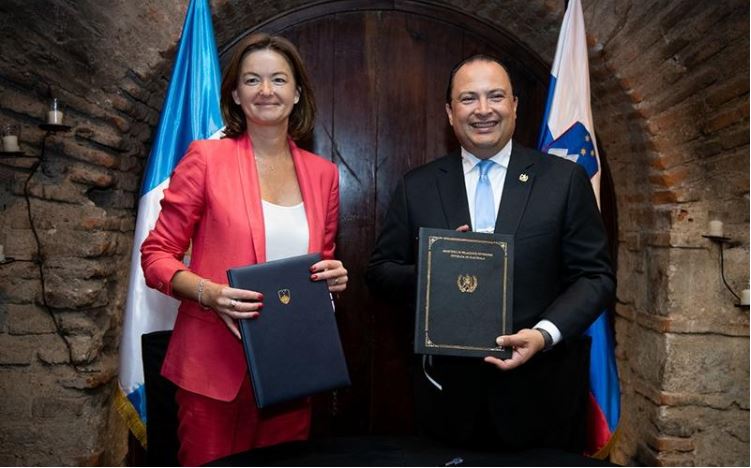 Firma de acuerdo entre los cancilleres de Guatemala y Eslovenia.