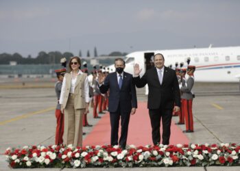 Cohen aterriza en suelo guatemalteco, marcando su presencia en la transmisión de mando presidencial 2024. / Foto: Gobierno de Guatemala.