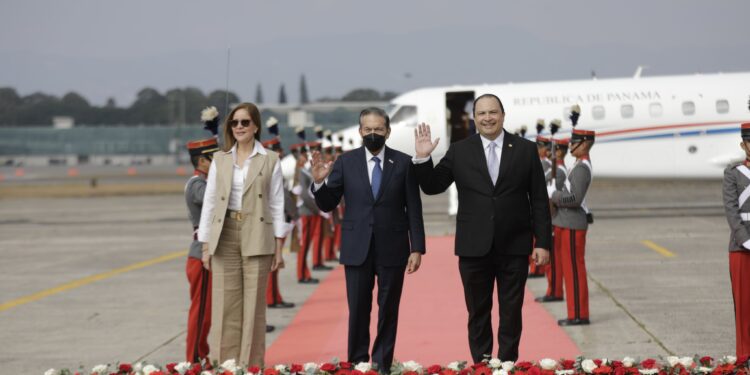 Cohen aterriza en suelo guatemalteco, marcando su presencia en la transmisión de mando presidencial 2024. / Foto: Gobierno de Guatemala.