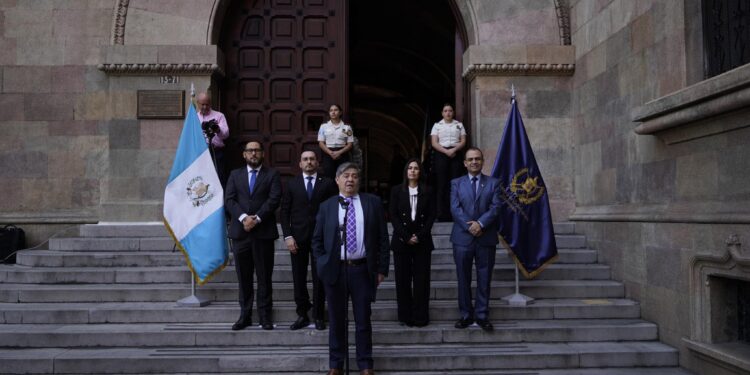 Ministro de Gobernación presenta su equipo de trabajo